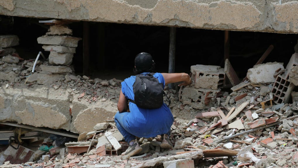 Una persona revisa los restos de un edificio tras el doble terremoto en La Guaira, Venezuela, que dejó miles de víctimas.