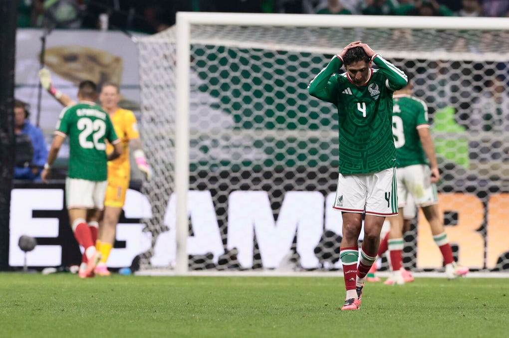 Edson Álvarez se lamenta tras eliminación de México en octavos de final del Mundia 2026.
