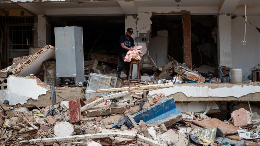 A las calles de La Guaira, la zona devastada por el doble terremoto de Venezuela, han llegado en las últimas horas decenas de máquinas amarillas para retirar escombros y ayudar a acelerar las labores de recuperación de cadáveres.