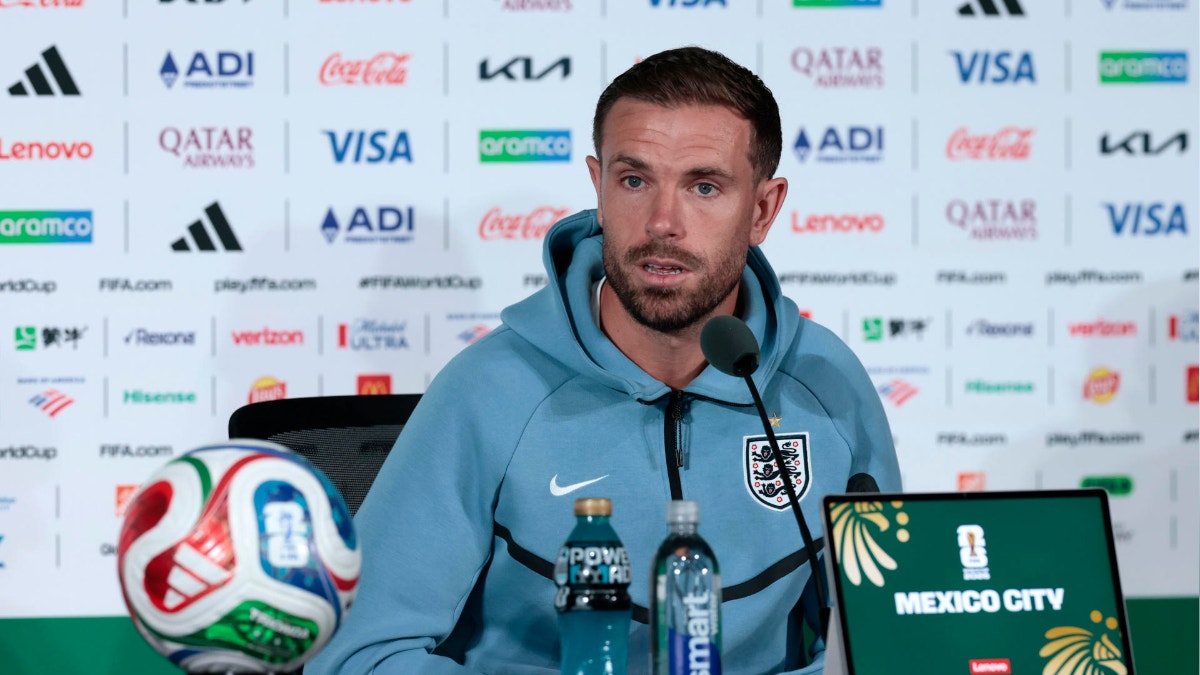 Henderson sufrió una lesión grave y fue retirado en camilla en festejos de Inglaterra