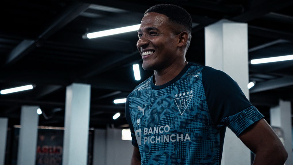 José Carabalí con la camiseta de la Liga de Quito.