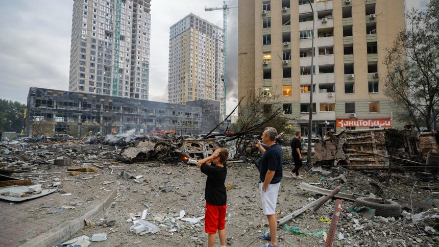 Rusia atacó con misiles balísticos la región de Kiev, donde murieron al menos 20 personas y 60 más resultaron heridas, indicaron este lunes 6 de julio las autoridades ucranianas. 