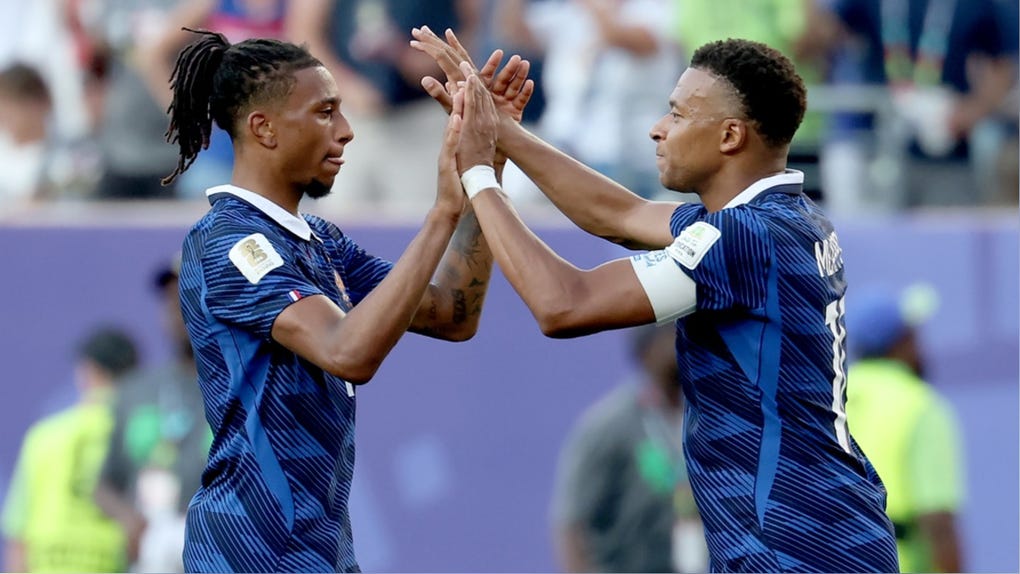 Kylian Mbappé con Michael Olise en la Selección de Francia.