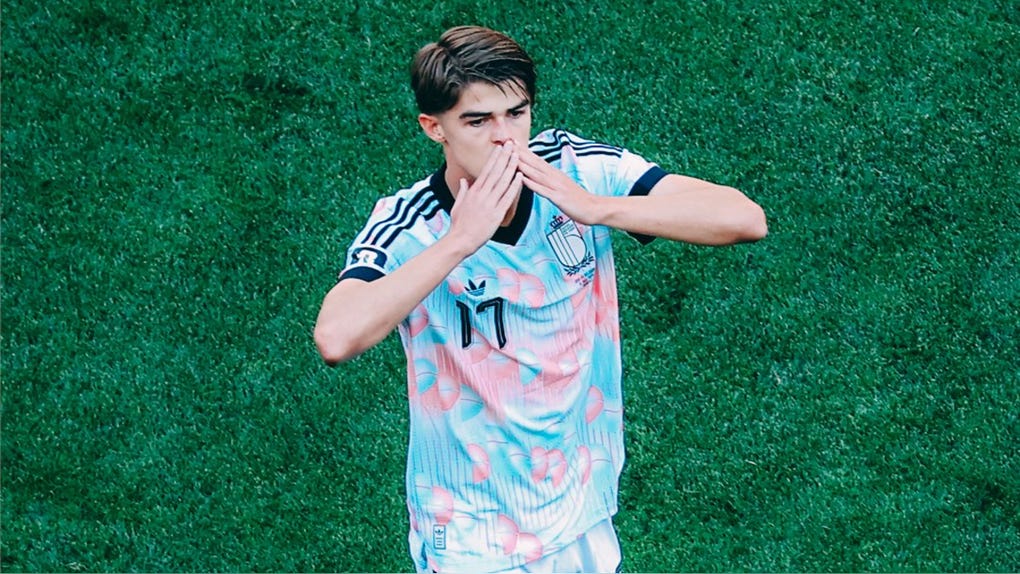 Charles De Ketelaere celebra uno de sus goles.
