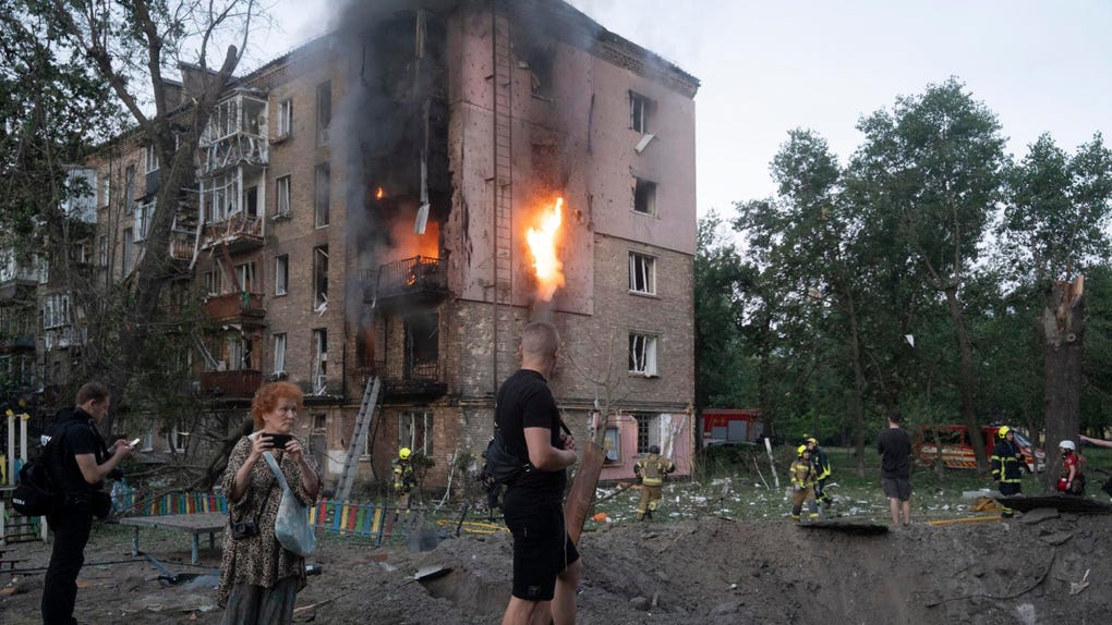 Rescate tras ataque nocturno en Kiev