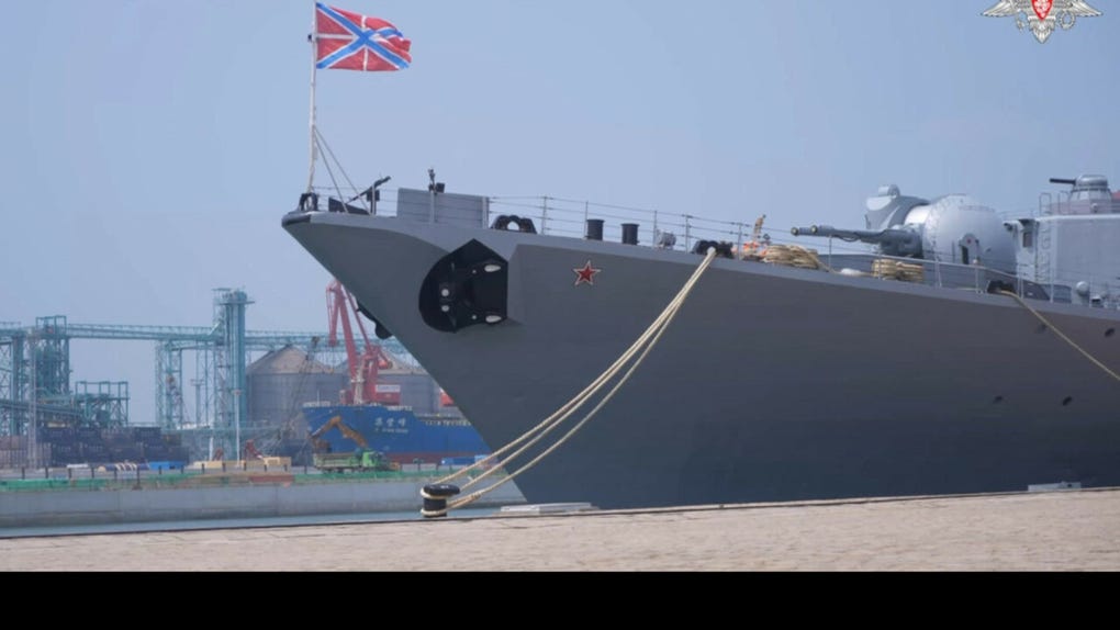 Buques chinos y rusos participan en ejercicios navales conjuntos en Qingdao, fortaleciendo la cooperación militar en Asia.