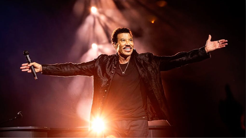 Lionel Richie celebra su regreso a los escenarios tras sentir mareos en pleno concierto.