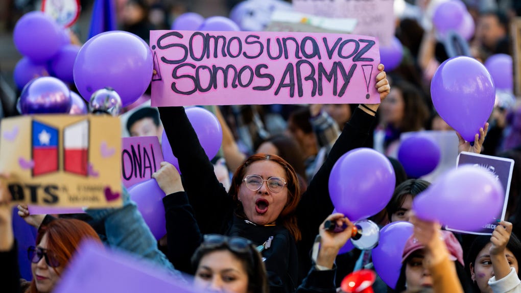Fans de BTS protestan en Santiago por suspensión de conciertos