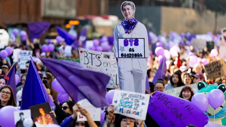 Seguidores de la banda surcoreana BTS participan en una manifestación este domingo en Santiago de Chile. 