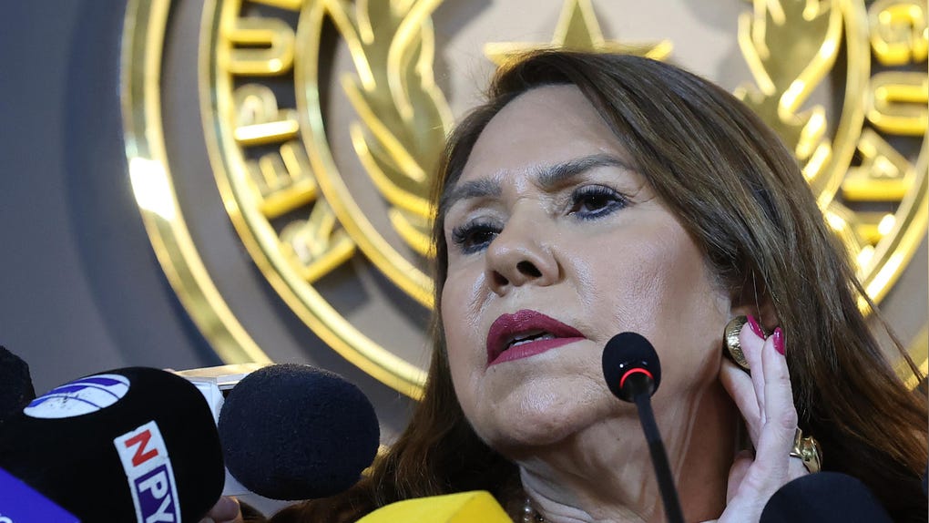 La senadora paraguaya Celeste Amarilla habla durante una rueda de prensa este martes