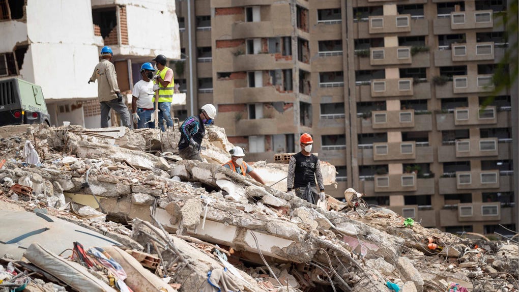 Voluntarios y rescatistas trabajan en un edificio derrumbado por el doble terremoto en Catia La Mar (Venezuela). (Imagen referencial)