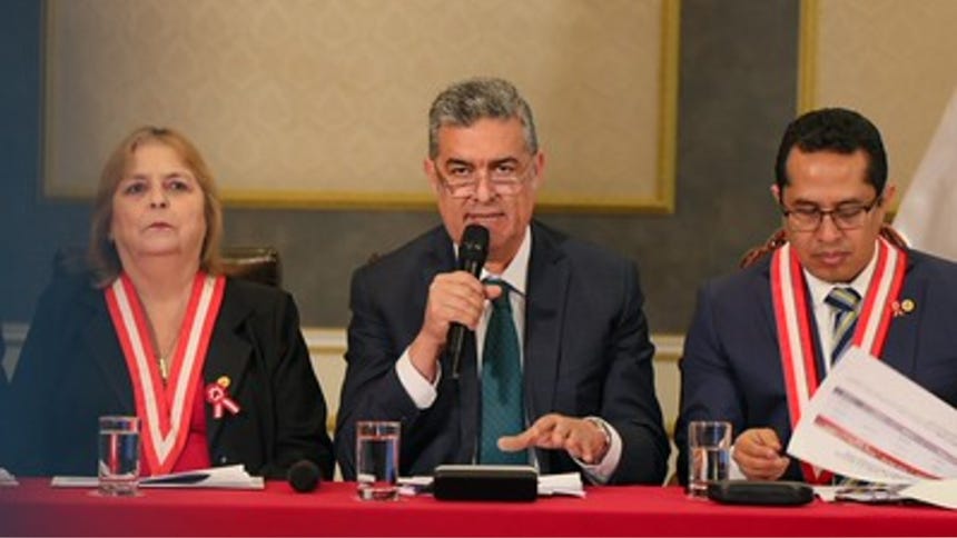 Bernardo Pachas en conferencia junto al presidente del JNE (izq.)