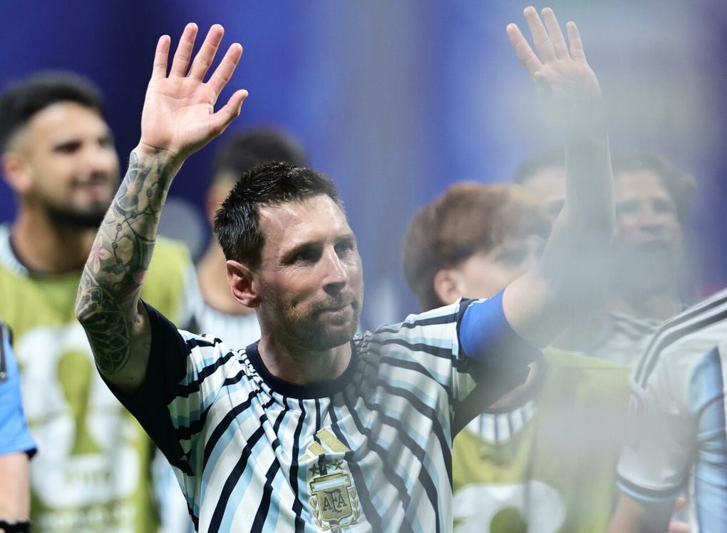 Lionel Messi agradeciendo con lágrimas en losmojos tras el triunfo ante Egipto.