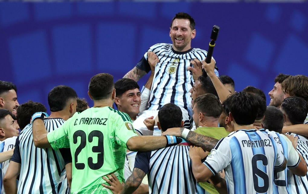 La selección dirigida por Lionel Scaloni revirtió el marcador en los últimos 13 minutos del partido.