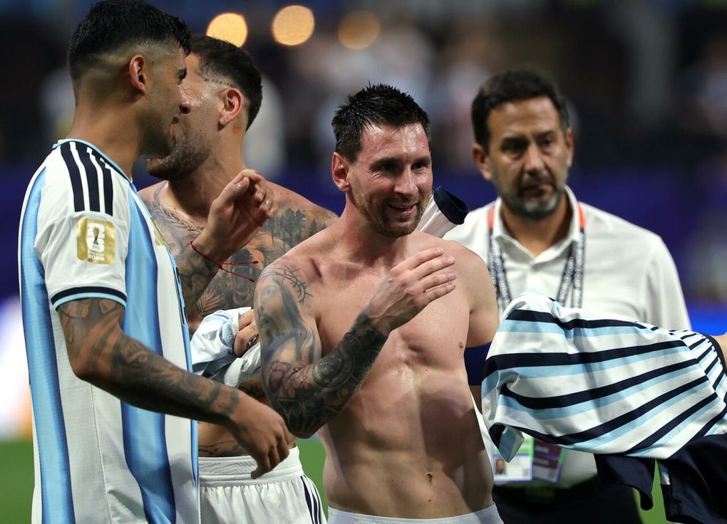 Enzo Fernández apareció en el área para definir de cabeza y completar la remontada argentina.