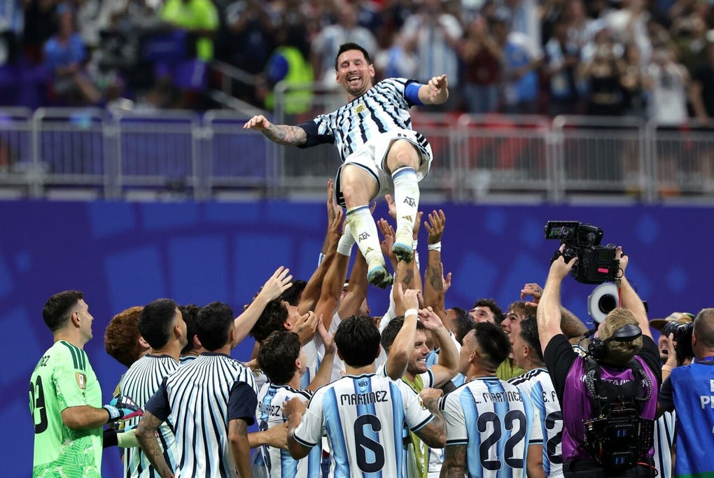 Lionel Messi tuvo la oportunidad de empatar de penal, pero el arquero Mohamed El Shenawy detuvo su remate.