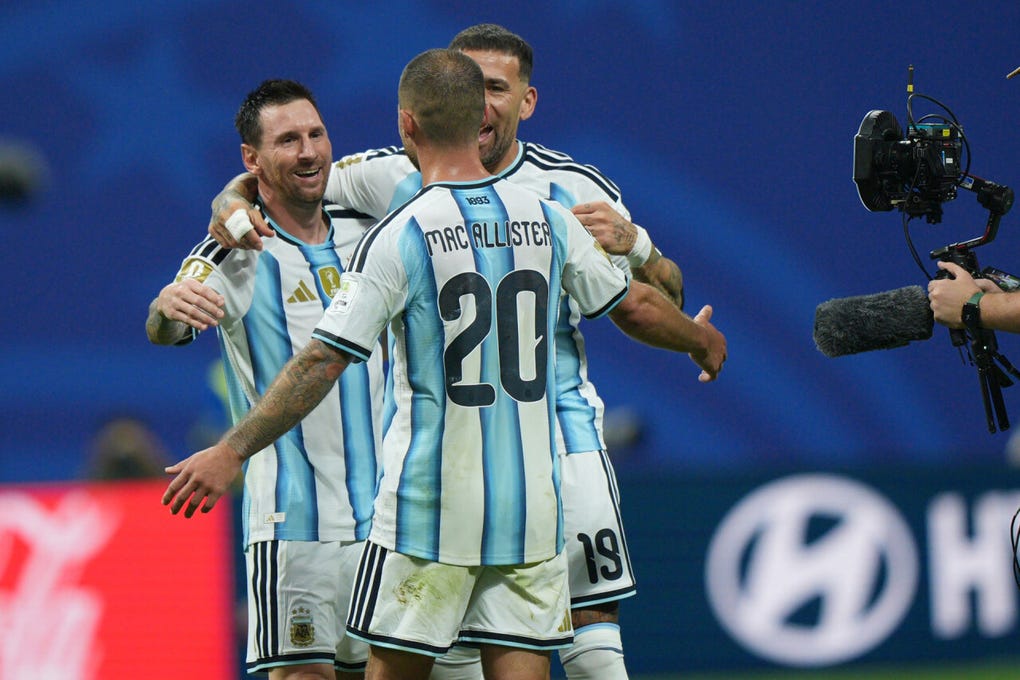 Cristian Romero descontó para Argentina al conectar de cabeza un envío de Lionel Messi.