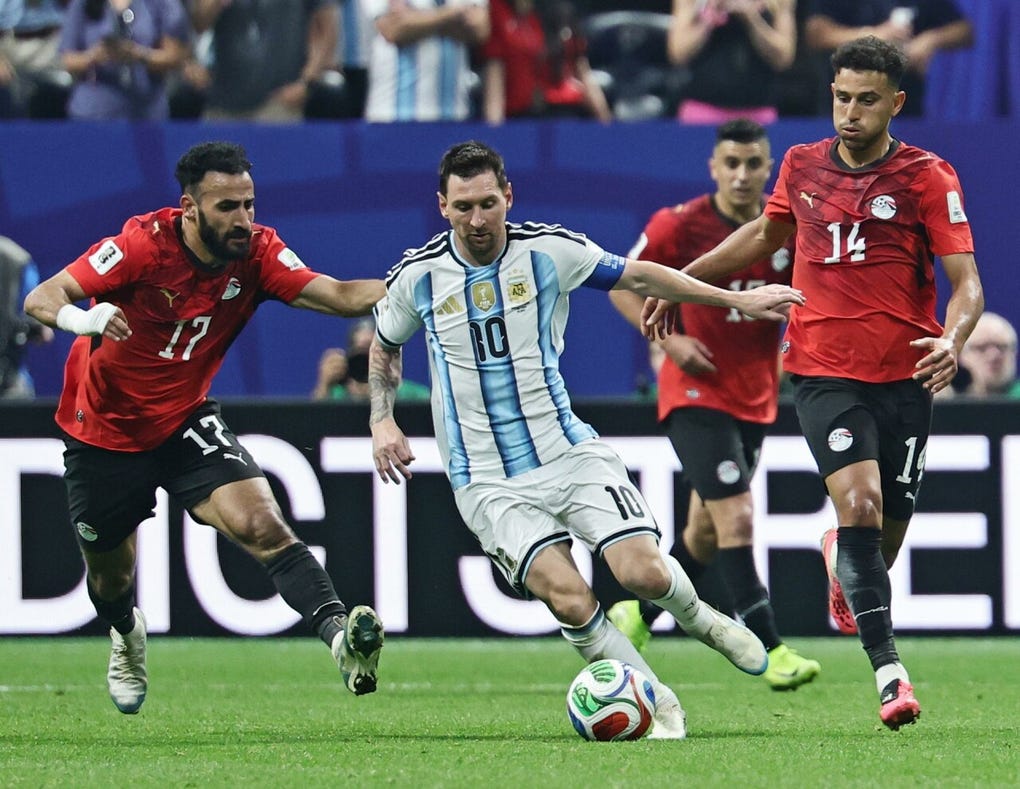 Messi marcó el empate con una volea de zurda luego de una jugada dentro del área egipcia.