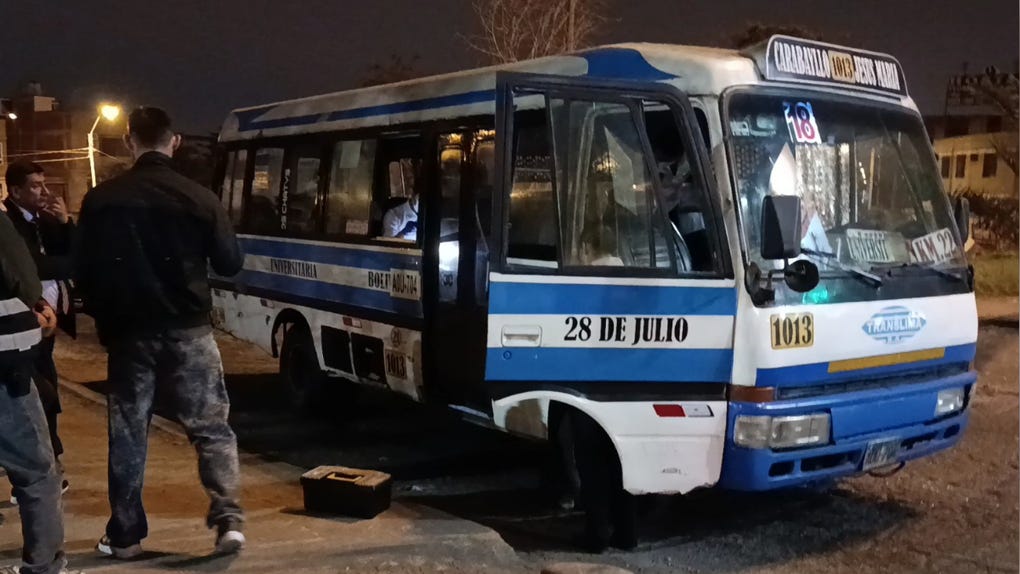 La medida, que inició a las 4.00 a. m., congrega a un total de 60 unidades vehiculares que han paralizado el servicio.