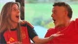 Alejandro Sanz y Stephanie Cayo celebran la clasificación de España a cuartos de final del Mundial 2026
