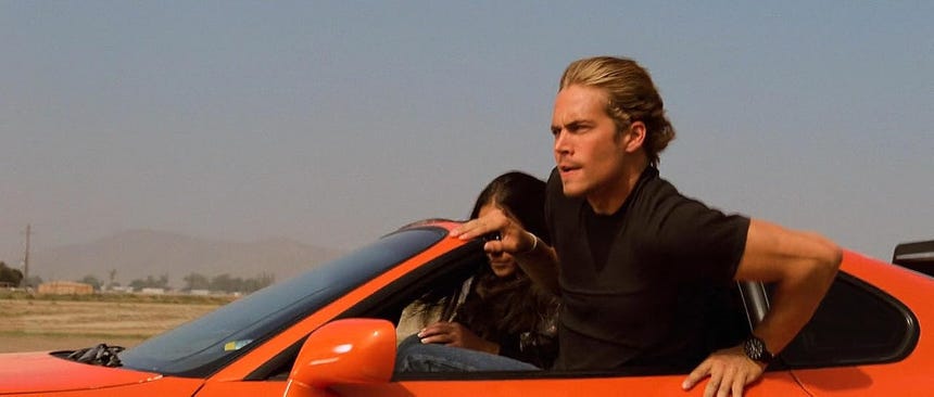Paul Walker da vida a Brian O'Conner, el policía encubierto que se infiltra en el mundo de las carreras ilegales.