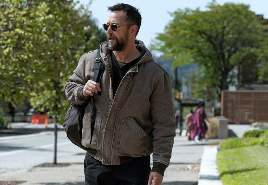Noah Wyle protagoniza 'The Pitt' como el Dr. Michael 'Robby' Robinavitch, un médico de urgencias marcado por el desgaste emocional de su profesión.