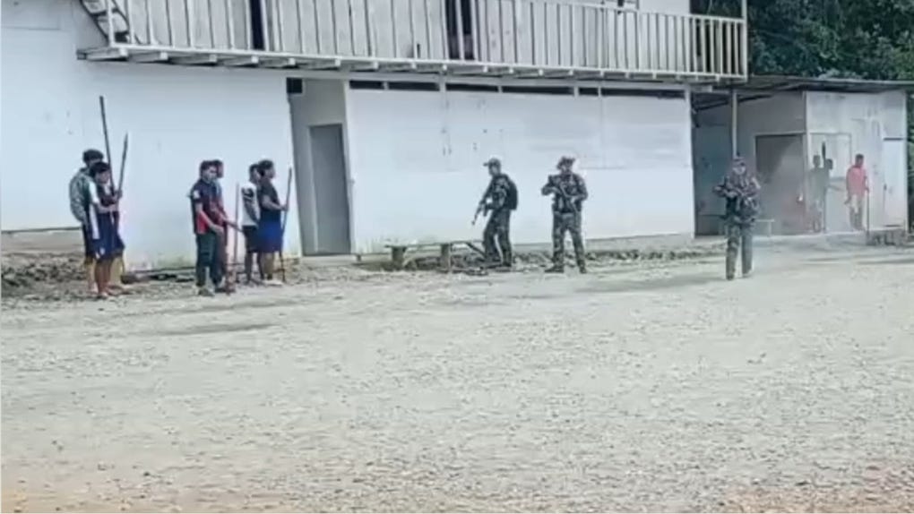 Un grupo de personas obstaculizó el avance de los agentes e intentado retenerlos, pero estos realizaron disparos al aire para disuadirlos.