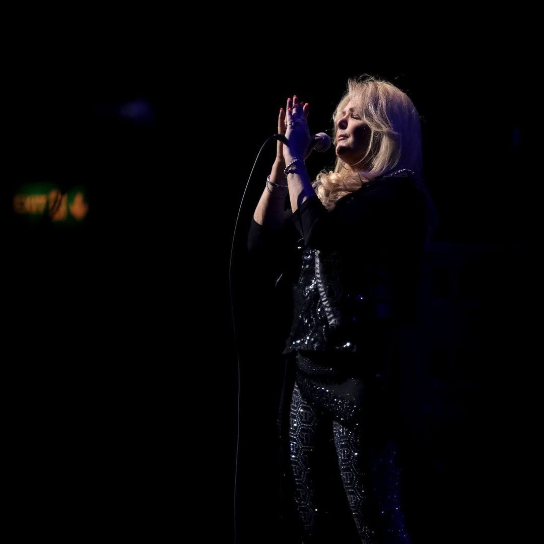 Murió Bonnie Tyler La muerte de Bonnie Tyler provocó miles de mensajes; Catherine Zeta-Jones la recordó como una artista única.