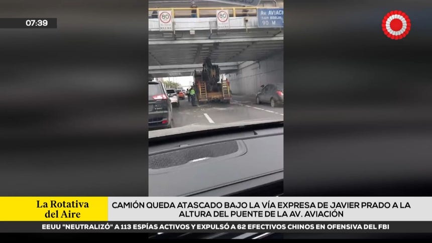 Tráiler queda atascado bajo la vía expresa de Javier Prado, a la altura del puente de la avenida Aviación