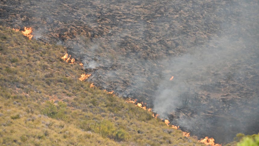 Vista de uno de los focos del incendio forestal declarado en Los Gallardos, Almería, que se ha convertido en una tragedia sin precedentes en la zona y uno de los más graves de España, con un balance provisional de 12 personas fallecidas, ocho heridas y 19 desaparecidas. 