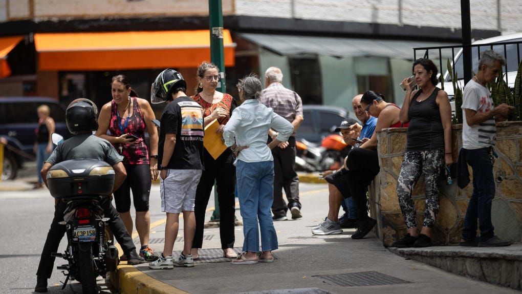 En las redes sociales, los usuarios reportaron desalojo de los edificios en sectores como La Candelaria, Los Ruices, Plaza Venezuela o Chacao en Caracas.