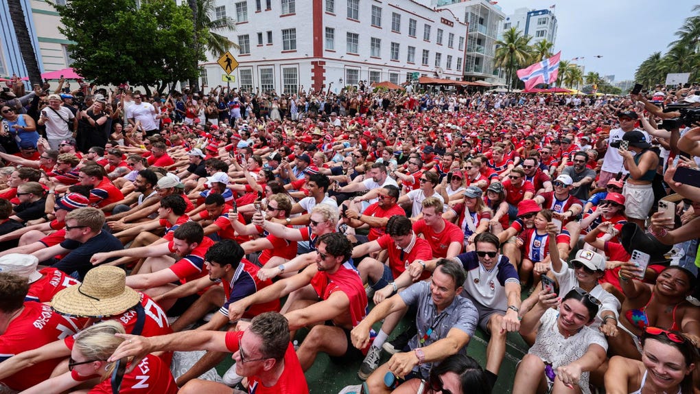 Fans de Noruega y el clásico Viking Row en las calles de Miami.