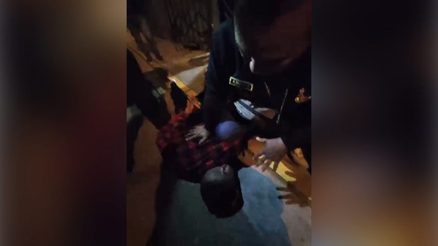 El momento del operativo en el que se detuvo al suboficial de la PNP.