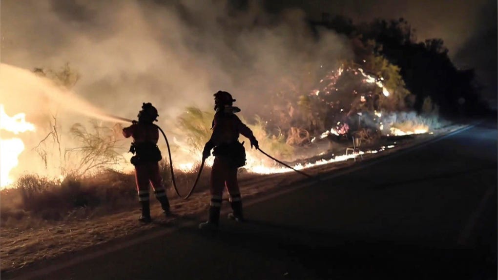 Captura de vídeo que muestra a los efectivos de la UME trabajando la pasada noche en el incendio forestal de Los Gallardos (Almería), que ha causado doce fallecidos y una veintena de personas no localizadas hasta el momento.