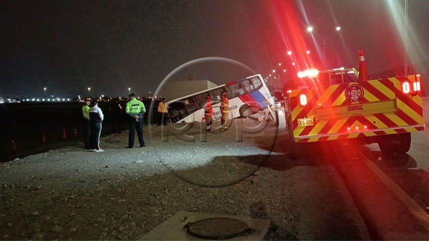 Un bus del servicio Aerodirecto de la Línea Sur se despistó la madrugada de este sábado en el ingreso al Aeropuerto Internacional Jorge Chávez
