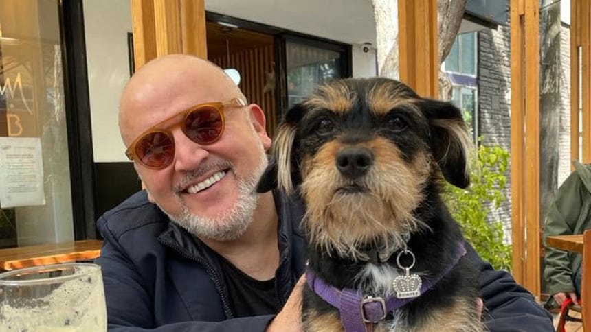 Beto Ortiz estuvo en el set del programa Magaly TV: La Firme con su mascota 