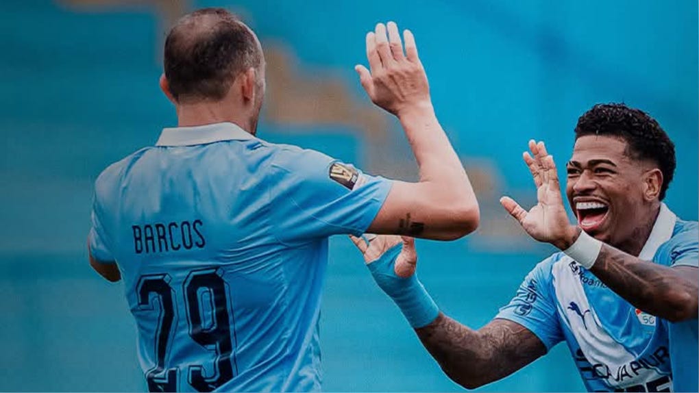 Hernán Barcos celebra con el colombiano Juan Manuel Cuesta.