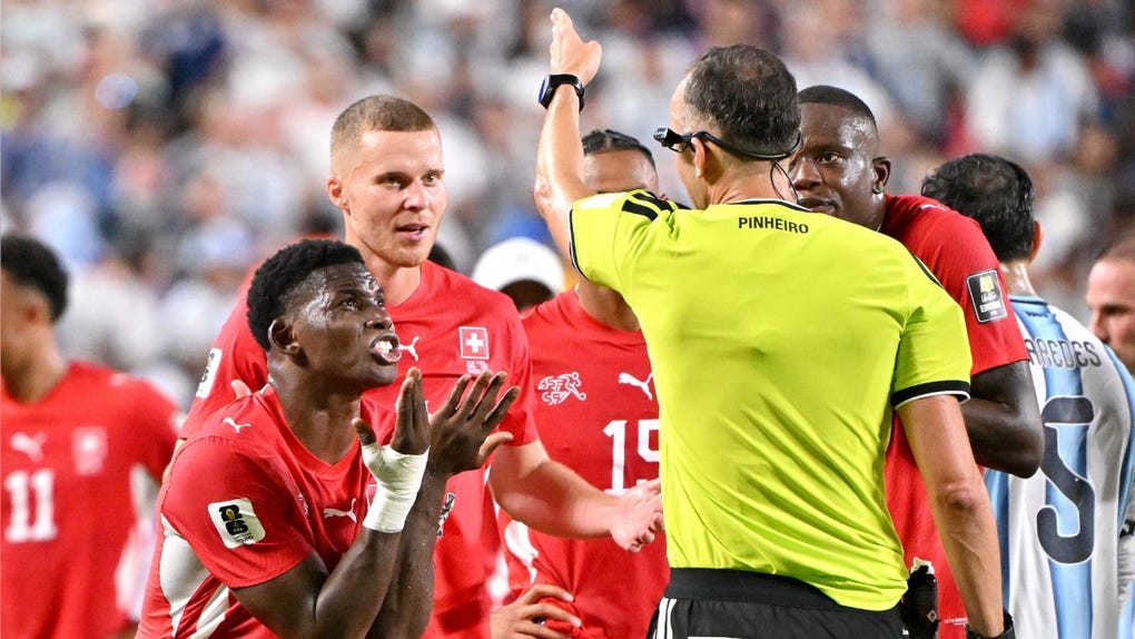 Breel Embolo reclama su expulsión al árbitro Joao Pedro Silva Pinheiro.