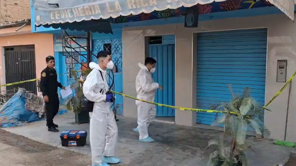Peritos del Ministerio Público y de Criminalística en la fachada del local donde se perpetró el ataque.