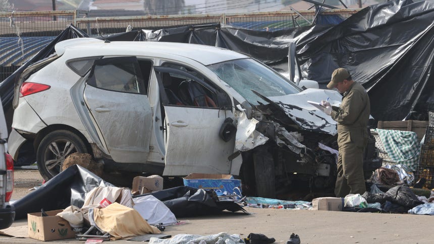 Un integrante de Carabineros de Chile pericia el lugar en donde un cabo de la infantería de marina de Chile, que estaba fuera de servicio, embistió su vehículo contra una feria callejera, en un hecho que dejó seis muertos y múltiples heridos, confirmó la Armada en un comunicado, este domingo en Viña del Mar (Chile).