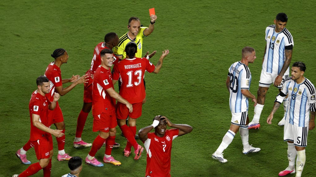 Embolo vio la tarjeta roja cuando el partido estaba 1-1.