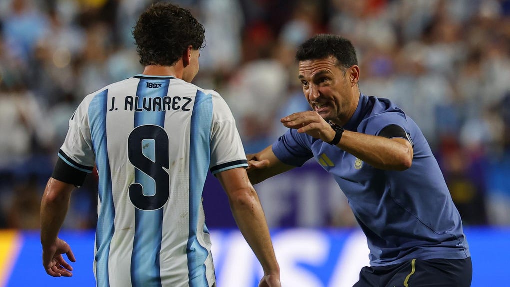 Lionel Scaloni dando instrucciones a Julian Alvarez durante el duelo con Suiza.