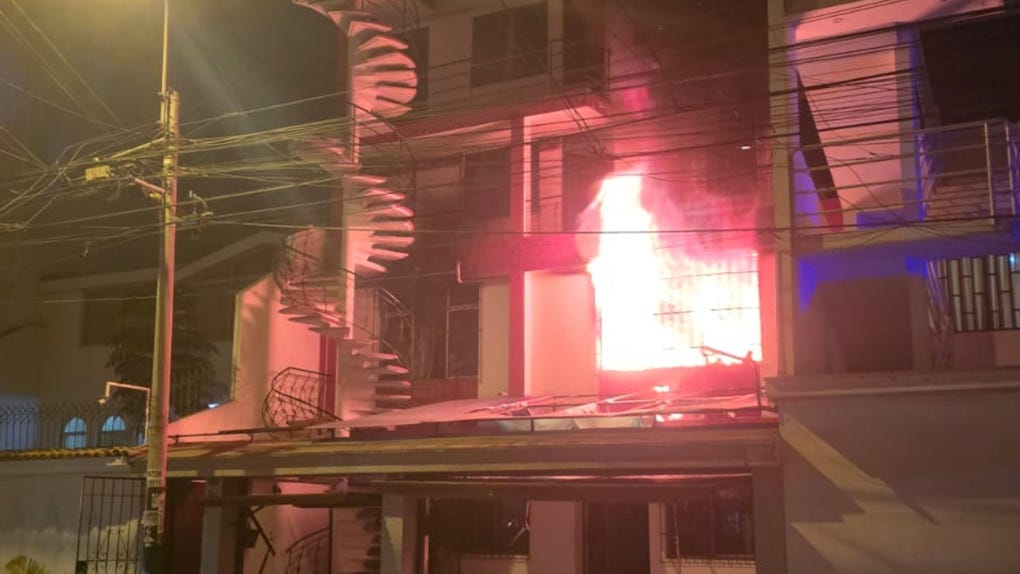Surquillo: bomberos controlan incendio que comprometió una vivienda de cuatro pisos pese a dificultad de acceso