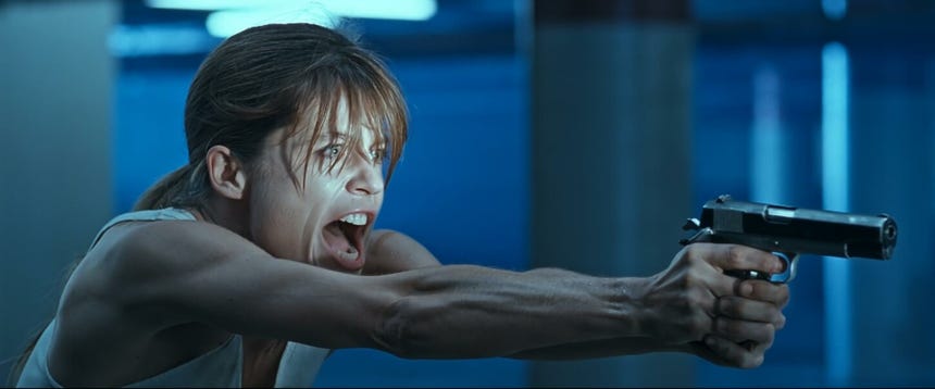 Linda Hamilton da vida a Sarah Connor en 'Terminator 2: El Juicio Final', una madre decidida a evitar el apocalipsis.