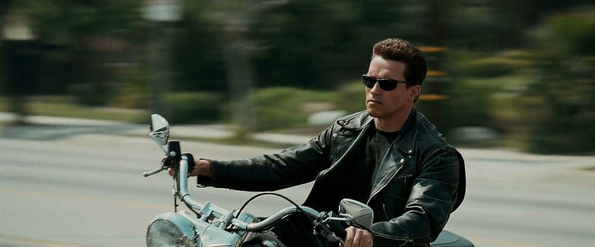 Arnold Schwarzenegger interpreta al T-800 en 'Terminator 2: El Juicio Final', enviado para proteger a John Connor.