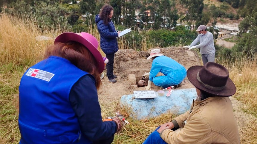 La Segunda Fiscalía Supraprovincial Especializada en Derechos Humanos y contra el Terrorismo de Ayacucho logró la recuperación de los restos óseos de cinco personas desaparecidas en 1984, víctimas de Sendero Luminoso, durante el periodo de violencia terrorista.