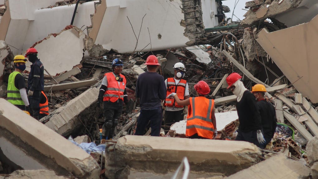 Voluntarios realizan labores de búsqueda y rescate