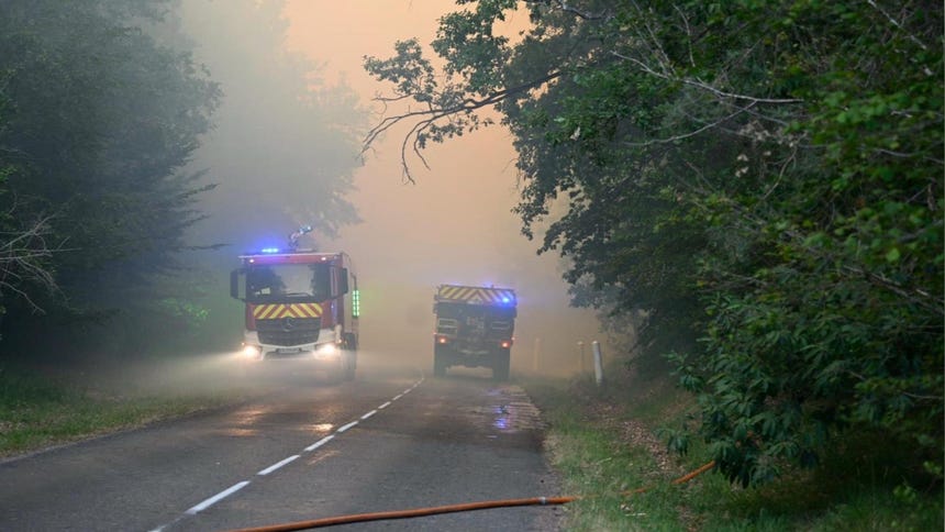 Bomberos de diversos departamentos atienden la emergencia.