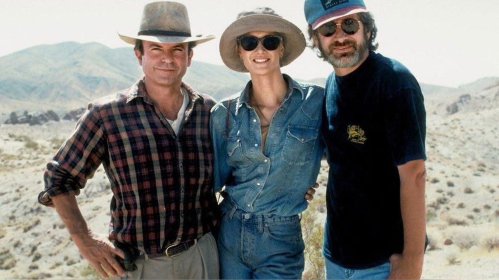 De izquierda a derecha, los actores Sam Neill y Laura Dern junto al director Steven Spielberg durante el rodaje de 'Jurassic Park'.