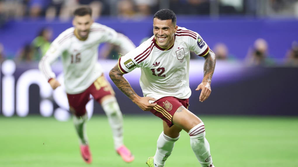 Pedro Porro celebra el segundo gol de España.